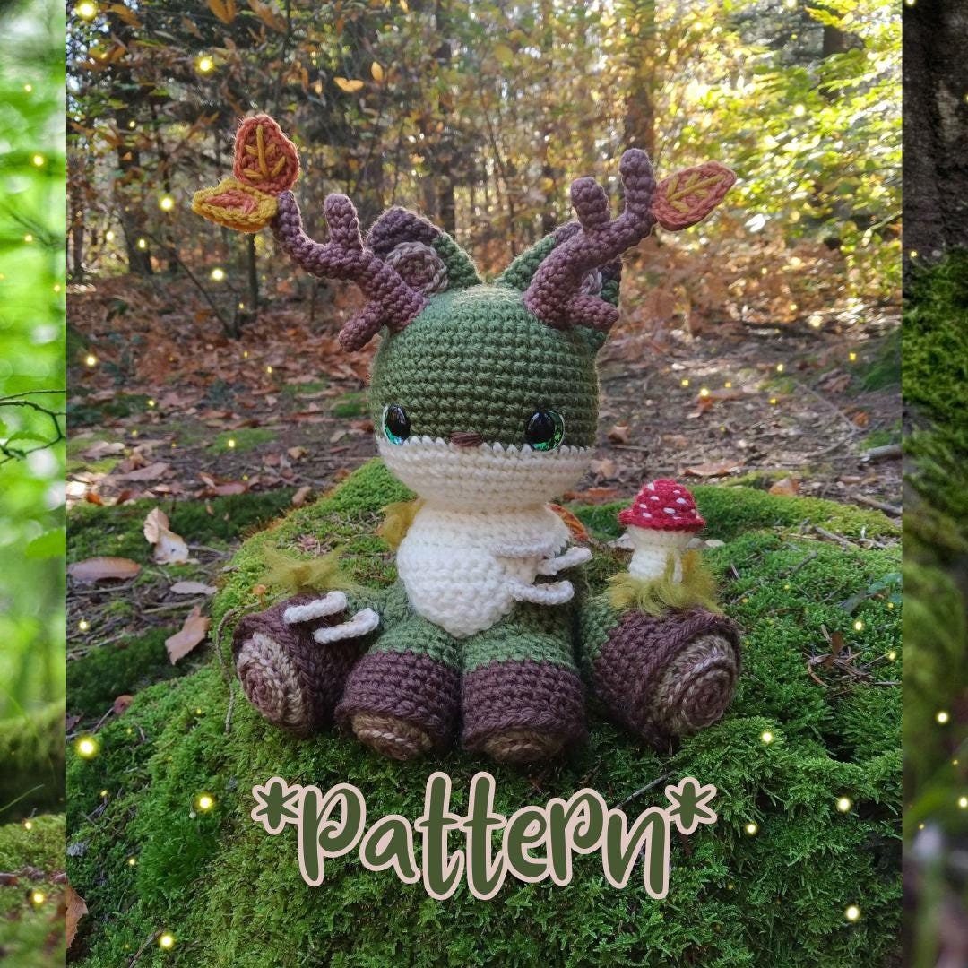 Omszały lis, leśny duch amigurumi, magiczne stworzenie, grzyb, mech, jeleń, kłoda, las, wzór szydełkowy (USA, FR)
