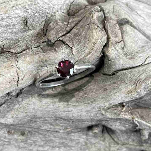 Solitaire Idaho Garnet Ring