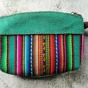Vibrant main péruvienne fait petit sac à main zippé