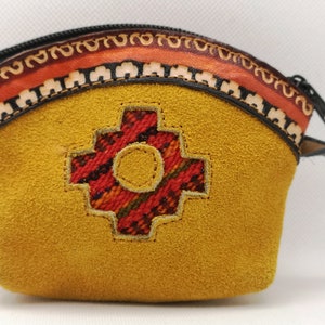 Vibrant main péruvienne fait petit sac à main zippé