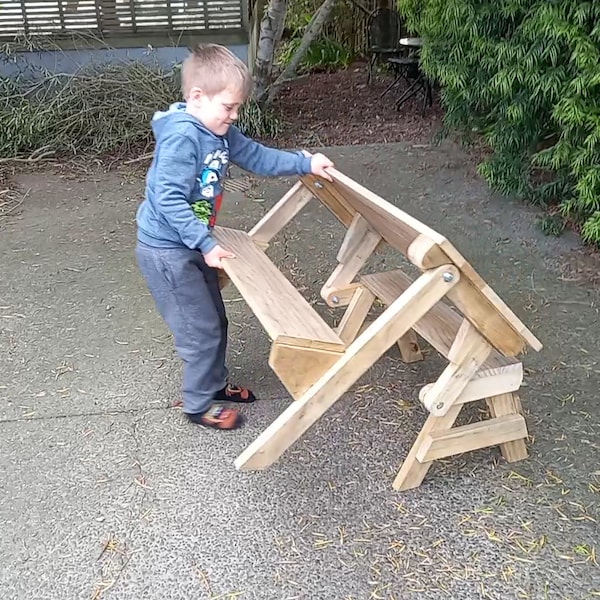 So bauen Sie einen klappbaren Picknicktisch in 3/4-Größe für Kinder – Baupläne mit Schritt-für-Schritt-Anleitung