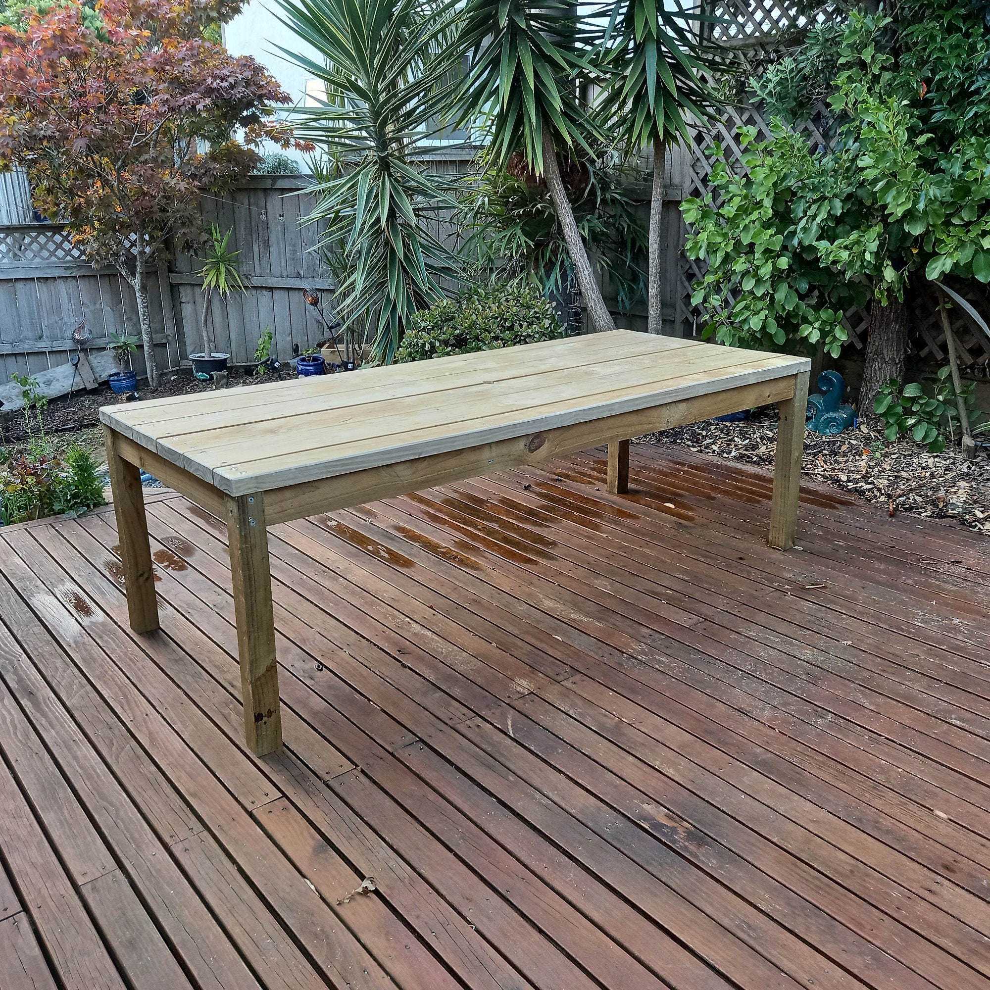 DIY Plans for an Outdoor Farmhouse Table Capable of Seating 12 People ...