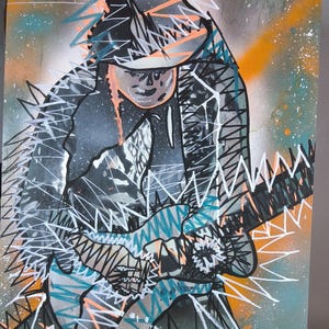 Può includere: Un dipinto rettangolare che raffigura una figura stilizzata con un cappello che suona una chitarra elettrica. L'opera utilizza un mix di vernice spray nera, bianca, arancione e verde acqua con linee a zigzag sovrapposte al soggetto.