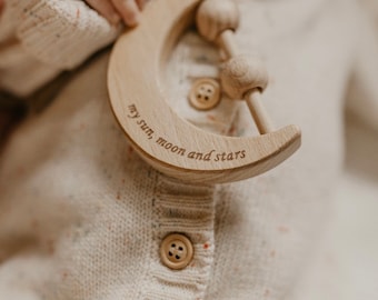 Houten rammelaar maan | Gegraveerd | aandenken | Cadeau kraamcadeau | newborn babycadeau | erfstukcadeau | babyfotorekwisiet | mijlpaalfoto