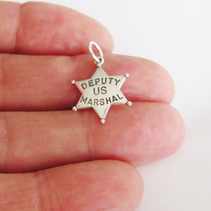 Colgante de plata esterlina maciza con insignia de alguacil adjunto de los Estados Unidos (nuevo)