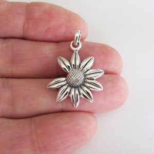 Sterling Silver 28mm He loves me Daisy Flower pendant (Brand new)