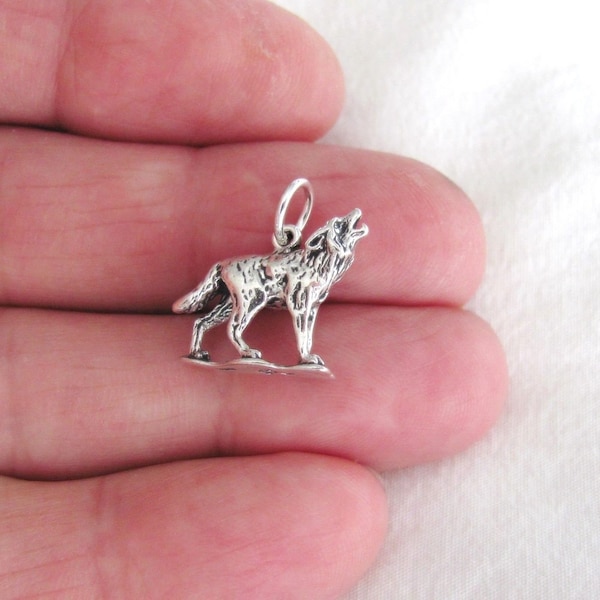 Charm de lobo en plata de ley maciza (nuevo)