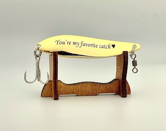 Regalo de señuelo de pesca personalizado: señuelo grabado con soporte