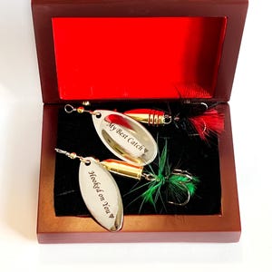Einzigartiges Angelgeschenk Custom 2 Spinner Holzkasten Köder Kugelköder für Zander Barsch Geschenk für Papa, Angler