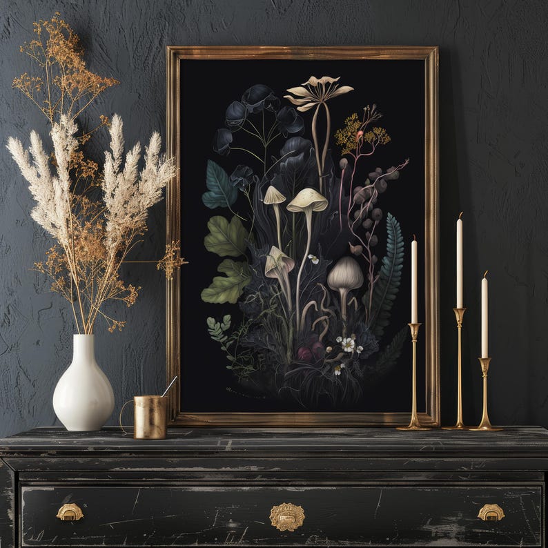 K&ouml;nnte beinhalten: Ein gerahmter botanischer Druck mit dunklem Hintergrund, der Pilze und Pflanzen in Gr&uuml;n, Wei&szlig; und Lila zeigt. Der Druck befindet sich auf einer schwarzen Kommode mit goldenen Kerzenhaltern und einer wei&szlig;en Vase. Der Rahmen ist goldfarben.