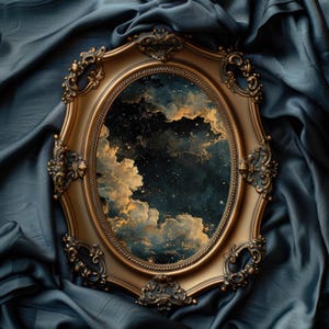 Pu&ograve; includere: Una cornice ovale dorata ornata con dettagli intricati circonda un dipinto di un cielo notturno stellato con nuvole. Le nuvole sono dipinte in tonalit&agrave; dorate e bianche, e le stelle sono di un blu profondo.