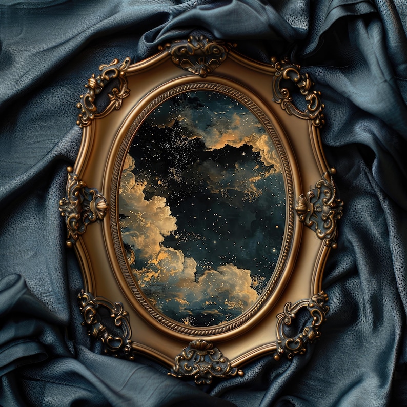 Pu&ograve; includere: Una cornice ovale dorata ornata con dettagli intricati circonda un dipinto di un cielo notturno stellato con nuvole. Le nuvole sono dipinte in tonalit&agrave; dorate e bianche, e le stelle sono di un blu profondo.