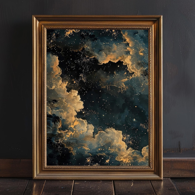 Pu&ograve; includere: Una stampa incorniciata di un dipinto astratto blu scuro e oro che rappresenta nuvole e stelle. Le nuvole sono di colore beige chiaro con accenti dorati e lo sfondo &egrave; blu scuro con glitter dorato.