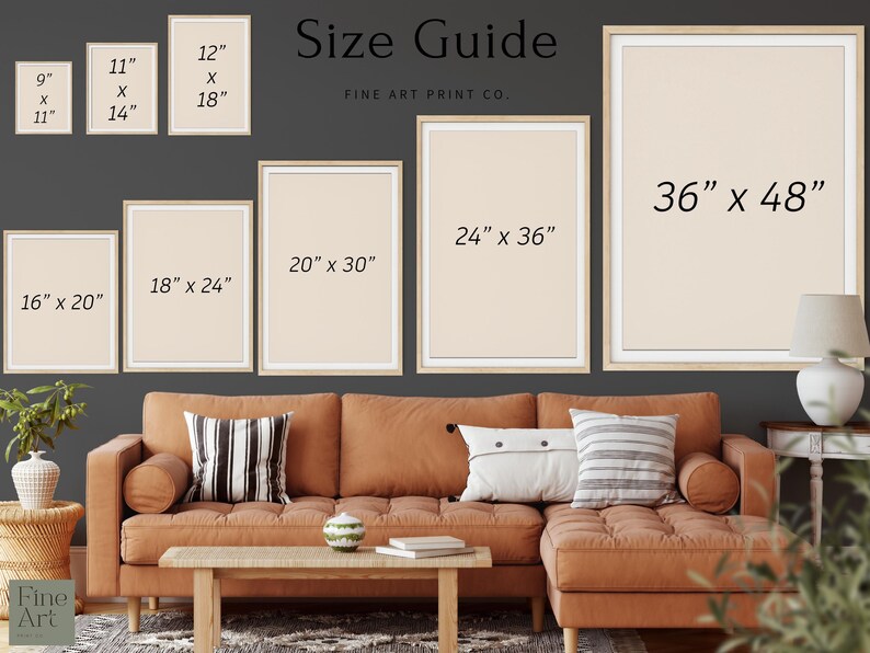 Op de afbeelding: Maattabel voor kunstprints, met verschillende framematen van 9x11 inch tot 36x48 inch. De frames zijn getoond op een muur boven een bruine bank met kussens.