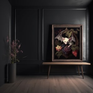 Pode incluir: Uma pintura emoldurada de um morcego branco com as asas abertas, pousado em um cacho de uvas e folhas. O morcego &eacute; retratado em um estilo escuro, quase g&oacute;tico, com um fundo dram&aacute;tico.