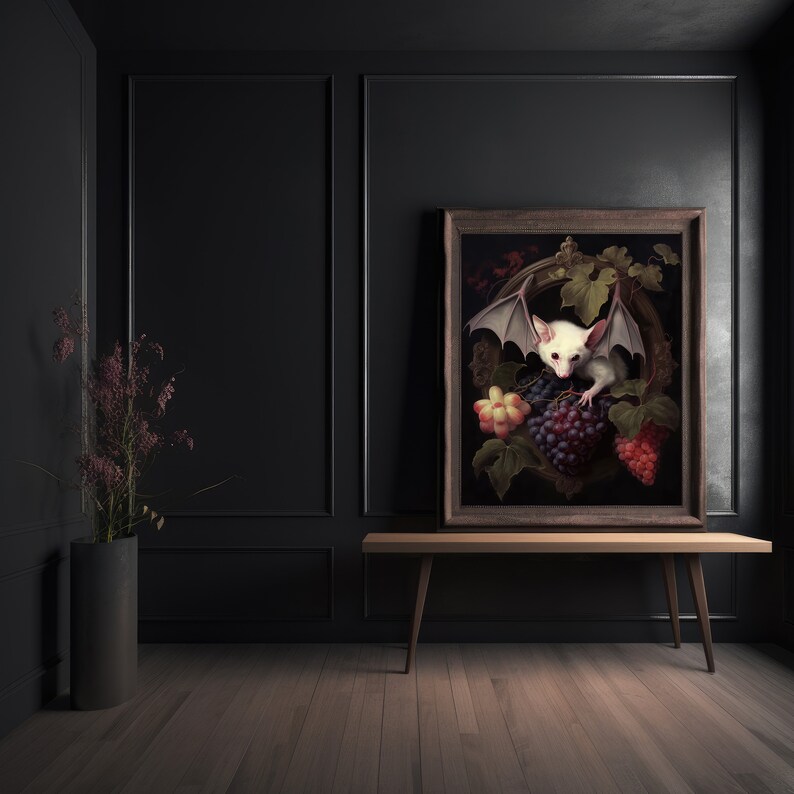 Pode incluir: Uma pintura emoldurada de um morcego branco com as asas abertas, pousado em um cacho de uvas e folhas. O morcego &eacute; retratado em um estilo escuro, quase g&oacute;tico, com um fundo dram&aacute;tico.
