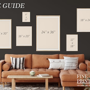 Pode incluir: Um guia de tamanhos para impress&otilde;es de arte, mostrando diferentes tamanhos de molduras em polegadas, exibidos em uma parede cinza escura com um sof&aacute; marrom e uma mesa de caf&eacute; na frente. O texto "FINE ART PRINT CO. VINTAGE ART PRINTS" est&aacute; na parte inferior da imagem.