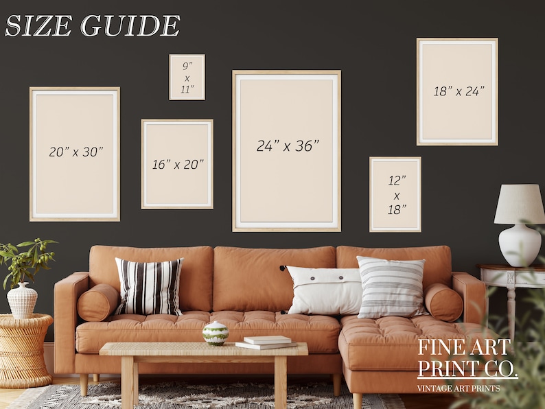 Pode incluir: Um guia de tamanhos para impress&otilde;es de arte, mostrando diferentes tamanhos de molduras em polegadas, exibidos em uma parede cinza escura com um sof&aacute; marrom e uma mesa de caf&eacute; na frente. O texto "FINE ART PRINT CO. VINTAGE ART PRINTS" est&aacute; na parte inferior da imagem.