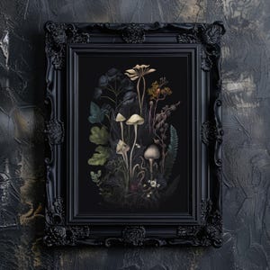 K&ouml;nnte beinhalten: Ein gerahmter botanischer Kunstdruck mit einer dunklen Illustration von Pilzen und Pflanzen. Das Kunstwerk ist vor einem schwarzen Hintergrund und in einem detaillierten schwarzen, verzierten Rahmen gerahmt. Die Farbpalette umfasst Gr&uuml;n-, Beige- und Braunt&ouml;ne.