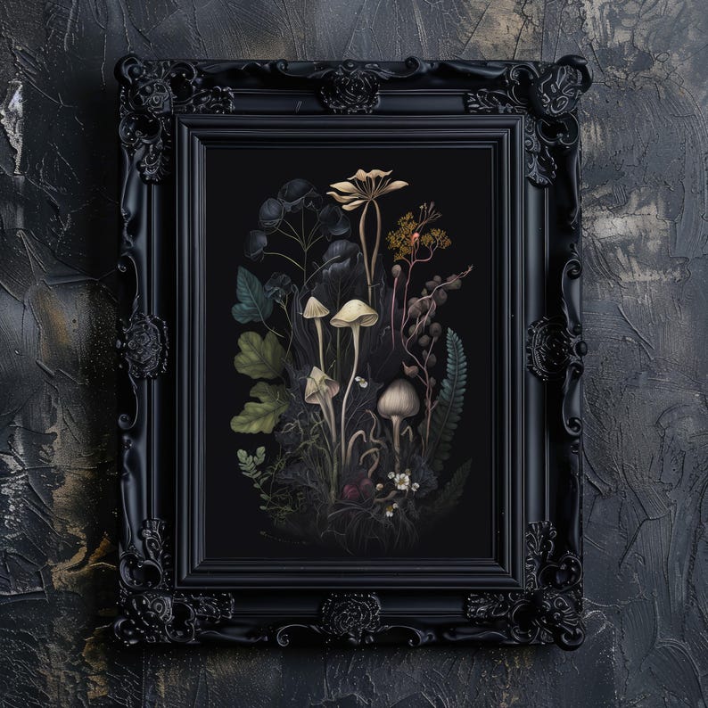 K&ouml;nnte beinhalten: Ein gerahmter botanischer Kunstdruck mit einer dunklen Illustration von Pilzen und Pflanzen. Das Kunstwerk ist vor einem schwarzen Hintergrund und in einem detaillierten schwarzen, verzierten Rahmen gerahmt. Die Farbpalette umfasst Gr&uuml;n-, Beige- und Braunt&ouml;ne.