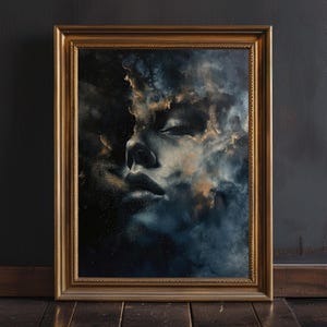 Pode incluir: Uma pintura emoldurada de um rosto de mulher com um fundo azul escuro e dourado. Os olhos da mulher estão fechados e seu rosto está parcialmente obscurecido por nuvens de ouro e azul.