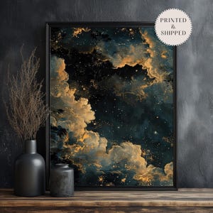 Pu&ograve; includere: Una stampa incorniciata di un dipinto astratto che rappresenta un cielo notturno stellato con nuvole. Le nuvole sono di colore oro chiaro e le stelle sono di un bianco brillante.