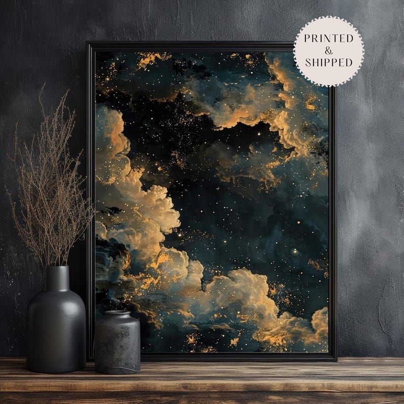 Pu&ograve; includere: Una stampa incorniciata di un dipinto astratto che rappresenta un cielo notturno stellato con nuvole. Le nuvole sono di colore oro chiaro e le stelle sono di un bianco brillante.