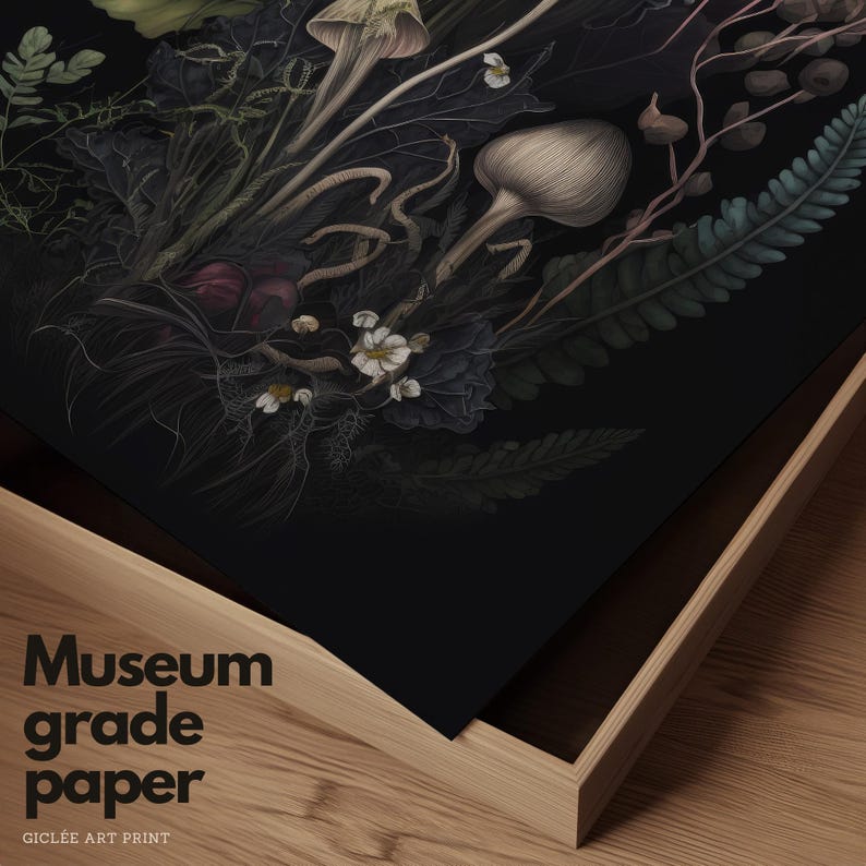 K&ouml;nnte beinhalten: Ein gerahmter Kunstdruck mit einer detaillierten botanischen Illustration von Pilzen, Farnen und anderen Pflanzen in ged&auml;mpften T&ouml;nen vor schwarzem Hintergrund. Der Text "Museum grade paper" und "GICLEE ART PRINT" ist sichtbar.