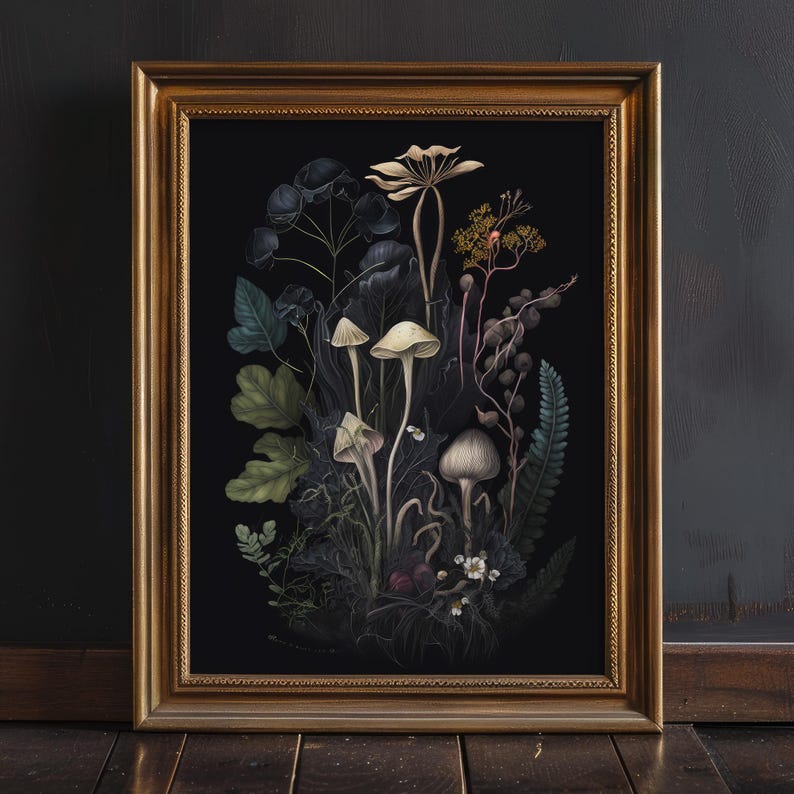 K&ouml;nnte beinhalten: Ein gerahmter botanischer Druck mit dunklem Hintergrund, der eine Illustration von Pilzen, Farnen und anderen Pflanzen zeigt. Das Kunstwerk verwendet ged&auml;mpfte T&ouml;ne von Gr&uuml;n, Beige und Braun. Der Rahmen ist goldfarben.