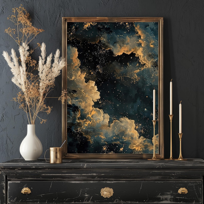 Pu&ograve; includere: Una stampa incorniciata di un dipinto astratto blu scuro e oro con nuvole e stelle. La stampa &egrave; appesa a una parete nera sopra una cassettiera nera con ferramenta dorata.