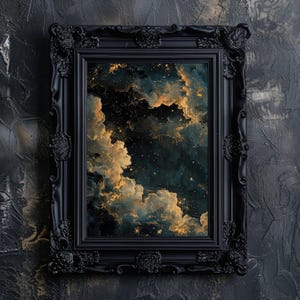 Pu&ograve; includere: Una stampa incorniciata in nero con un design astratto blu scuro e oro di nuvole e stelle. La stampa &egrave; in una cornice in stile vintage con dettagli decorativi.