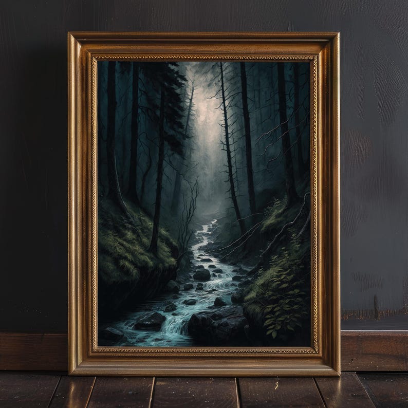 Op de afbeelding: Een schilderij van een donker bos met een beek die erdoorheen stroomt. De bomen zijn hoog en het licht is zwak, waardoor een mysterieuze sfeer ontstaat.