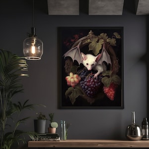 Pode incluir: Um morcego branco com as asas abertas est&aacute; empoleirado em um cacho de uvas e folhas dentro de uma moldura escura e ornamentada. O morcego tem olhos rosados e est&aacute; olhando para baixo para as uvas. As uvas s&atilde;o uma mistura de vermelho, roxo e verde.