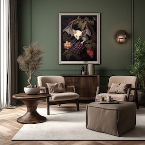 Pode incluir: Um morcego branco com as asas abertas pousado em um cacho de uvas em uma pintura emoldurada. A pintura est&aacute; pendurada em uma parede verde acima de um arm&aacute;rio de madeira. Duas poltronas e um pufe est&atilde;o em primeiro plano.