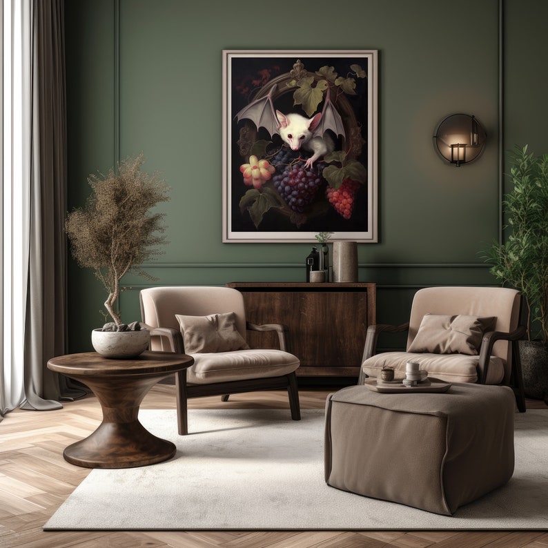 Pode incluir: Um morcego branco com as asas abertas pousado em um cacho de uvas em uma pintura emoldurada. A pintura est&aacute; pendurada em uma parede verde acima de um arm&aacute;rio de madeira. Duas poltronas e um pufe est&atilde;o em primeiro plano.