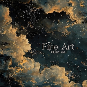 Pu&ograve; includere: Una stampa astratta blu scuro e oro con un cielo notturno stellato e nuvole. Il testo "Fine Art Print Co." &egrave; al centro dell'immagine.