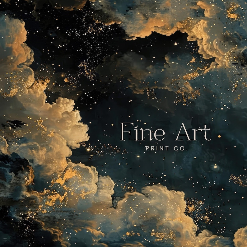 Pu&ograve; includere: Una stampa astratta blu scuro e oro con un cielo notturno stellato e nuvole. Il testo "Fine Art Print Co." &egrave; al centro dell'immagine.