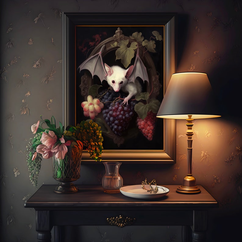 Pode incluir: Uma pintura emoldurada de um morcego branco com grandes orelhas pontudas, empoleirado em um cacho de uvas roxas e folhas verdes. A pintura est&aacute; sobre um fundo escuro e &eacute; exibida em uma parede com uma l&acirc;mpada e um vaso de flores.