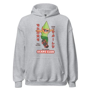 Puede incluir: Sudadera gris con un gnomo de dibujos animados haciendo skateboard. El gnomo lleva gafas de sol y un sombrero verde. El texto de la sudadera dice "Grind First Chill Later" y "Old School Scape Club".