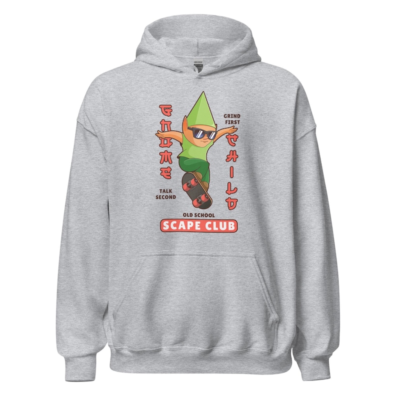 Puede incluir: Sudadera gris con un gnomo de dibujos animados haciendo skateboard. El gnomo lleva gafas de sol y un sombrero verde. El texto de la sudadera dice "Grind First Chill Later" y "Old School Scape Club".