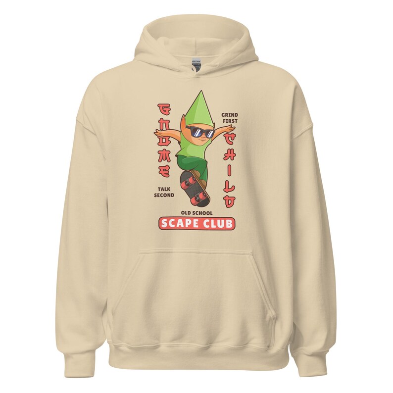 Puede incluir: Una sudadera con capucha beige con un personaje de dibujos animados haciendo skateboard. El personaje lleva gafas de sol y un sombrero verde. El texto en la sudadera dice "Grind First Chill Second Old School Scape Club".