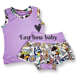 Roupa floral para cachorro azul, Roupa azul para cachorro e amigos, Cachorro azul floral, Bummie de bingo, Bummie com saia de cachorro azul, Roupa de salto alto azul, Bluey