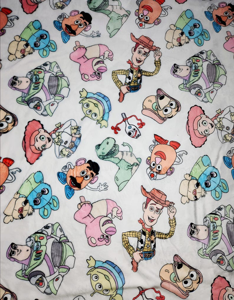 Może przedstawiać: Biała tkanina z powtarzającym się wzorem postaci z Toy Story. Postacie to Woody, Buzz Astral, Pan Potato Head, Jessie i Obcy. Postacie są narysowane w kresk&oacute;wkowym stylu i są kolorowe.