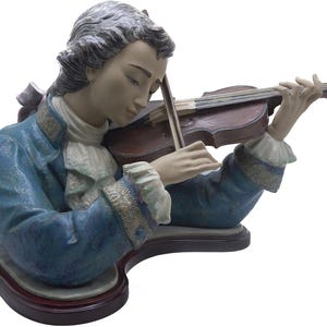 Puede incluir: Figura detallada de un músico tocando el violín. La figura lleva un abrigo azul con ribetes dorados y un cuello blanco con volantes. El violín es marrón y la base es de madera oscura.