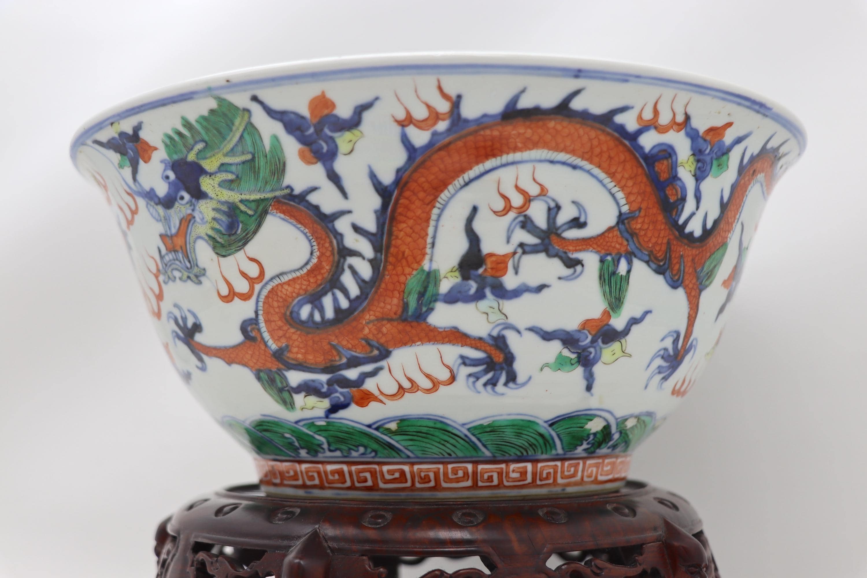 珍藏収清代宮廷 乾清宮蔵 極上品 斗彩磁碗 多色花柄 陶磁器 ボウル 老漆器箱付 珍藏収清代宮廷 乾清宮蔵 極上品 斗彩磁碗 多色花柄 陶磁器