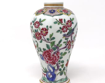 Jarrón de porcelana china Famille Rose decorado con flores y pájaros esmaltados.