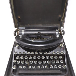 Vintage Underwood Noiseless Portable Typewriter w/ Case