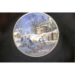 Pode incluir: Uma ilustração redonda e vintage retrata uma cena de inverno com pessoas patinando no gelo em um lago congelado. Edifícios e um moinho de vento ao fundo. A palavra "DANGEROUS" é visível. A ilustração está em um fundo preto.