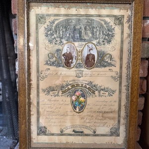 Antike 1896 Heiratsurkunde Kunstdruck gerahmt religiöse Blumengravur Wanddekor Hochzeit Ephemera viktorianisches Paar Fotografie