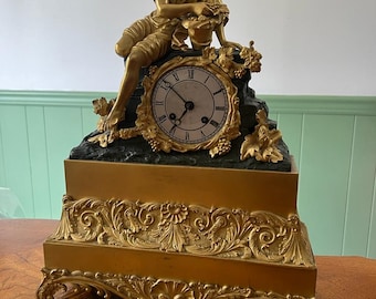 Antiguo reloj de repisa francés de principios del siglo XIX en bronce dorado Escultura victoriana antigua Motivos florales ornamentados Lujoso reloj de repisa de bronce